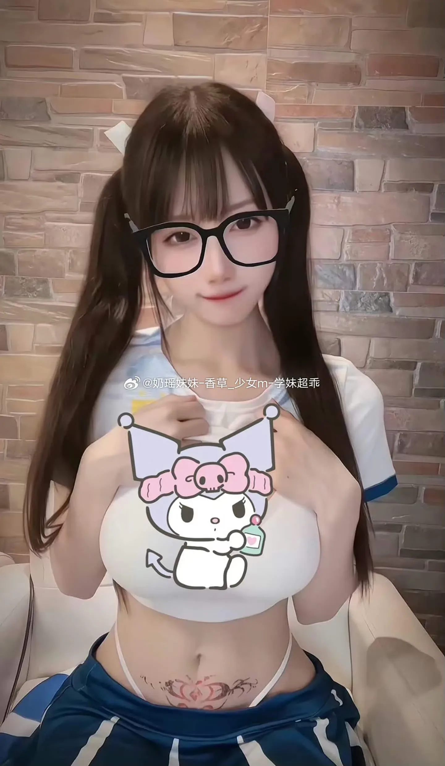 香草少女(九尾狐狸m)cosplay风格作品整理 室内白色服装搭配眼镜造型照片