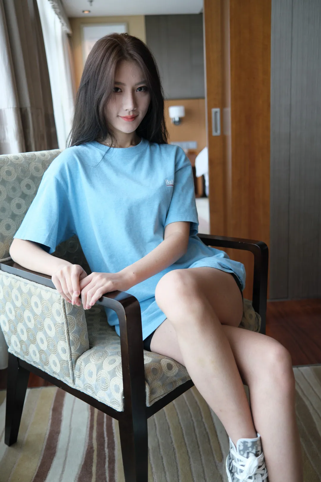 希威社爱辰写真风格作品整理 蓝色服装坐姿人像与室内背景照片