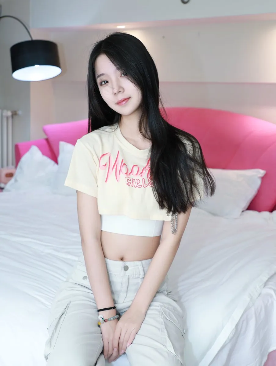 希威社甜甜写真风格作品整理 黑色长发搭配浅色服装的室内人像写真照片