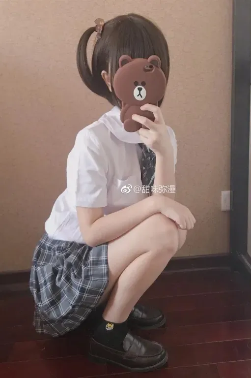 一口幼桃角色扮演风格作品整理 白色上衣与格纹裙搭配的角色风格照片