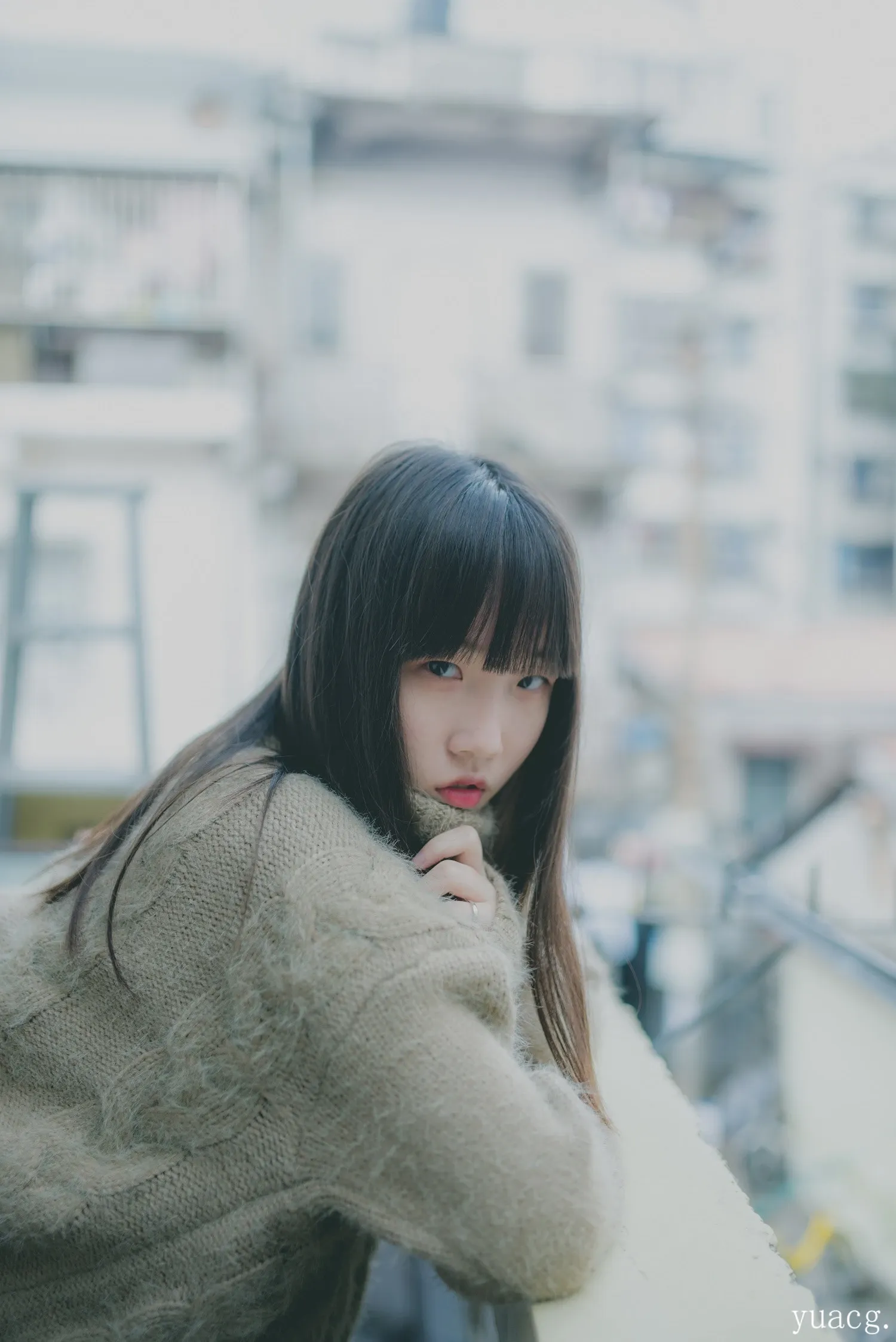 柚木Yuzuki cosplay风格作品整理 柚木Yuzuki黑发毛衣城市背景写真