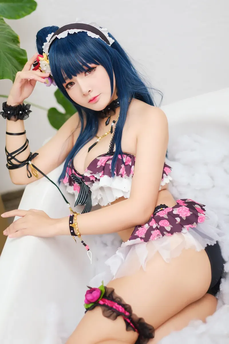 猪饲料(芝芝yami)角色写真风格作品参考 蓝色假发搭配花纹服饰的角色照片