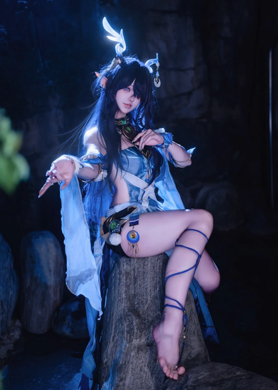 前野太太游戏角色cosplay风格作品参考 蓝黑长发角色服装与幻想风格cosplay造型