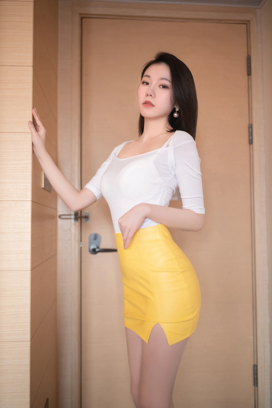 安然anran角色写真风格作品整理 白色上衣搭配黄色裙装的室内人物造型