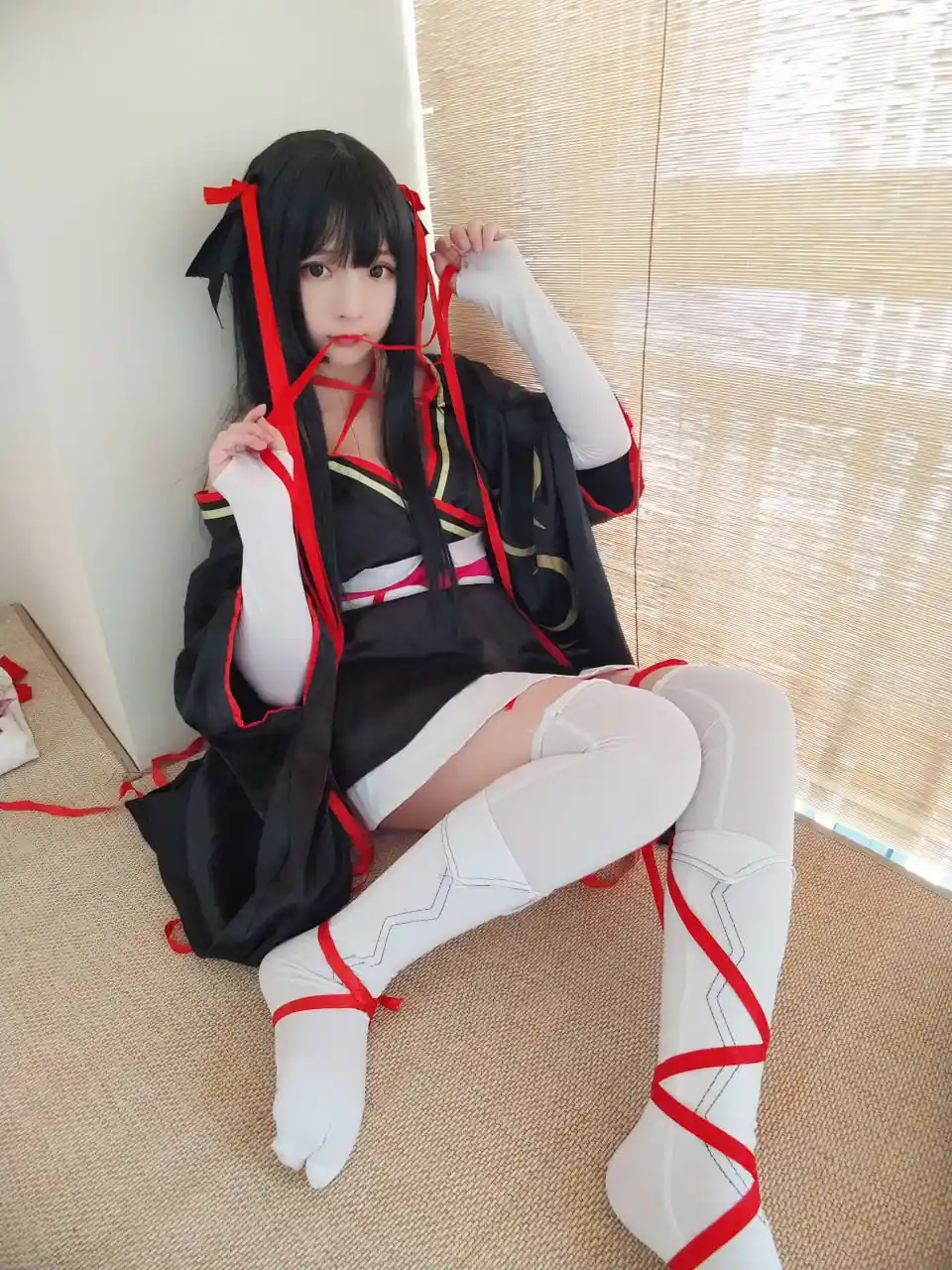 古川kagura Cosplay角色风格作品参考 黑色服装搭配红色装饰的角色扮演造型照片