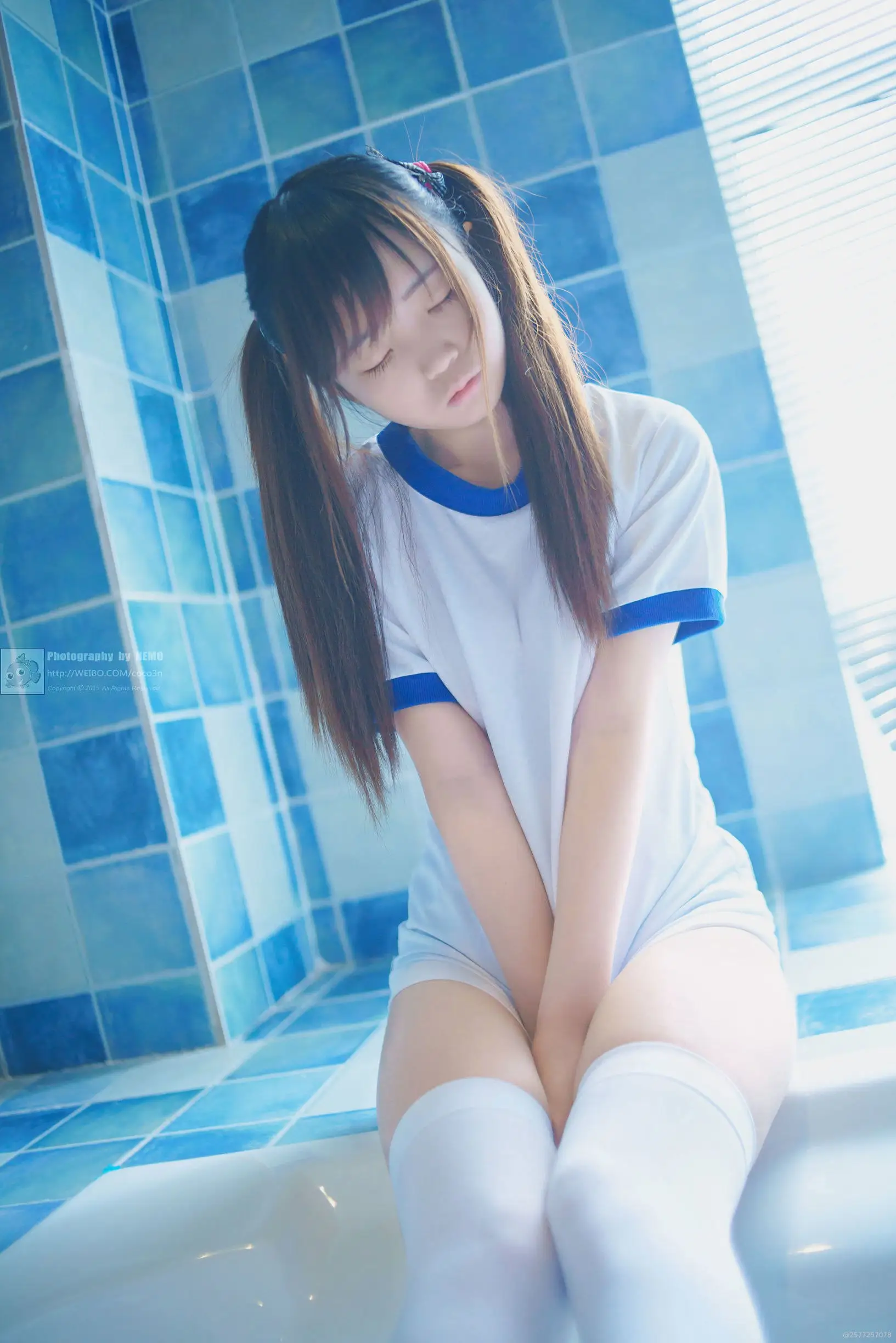 御子Yumiko cosplay视觉主题作品参考 蓝白配色服装造型，长发人物坐姿拍摄，室内蓝色背景