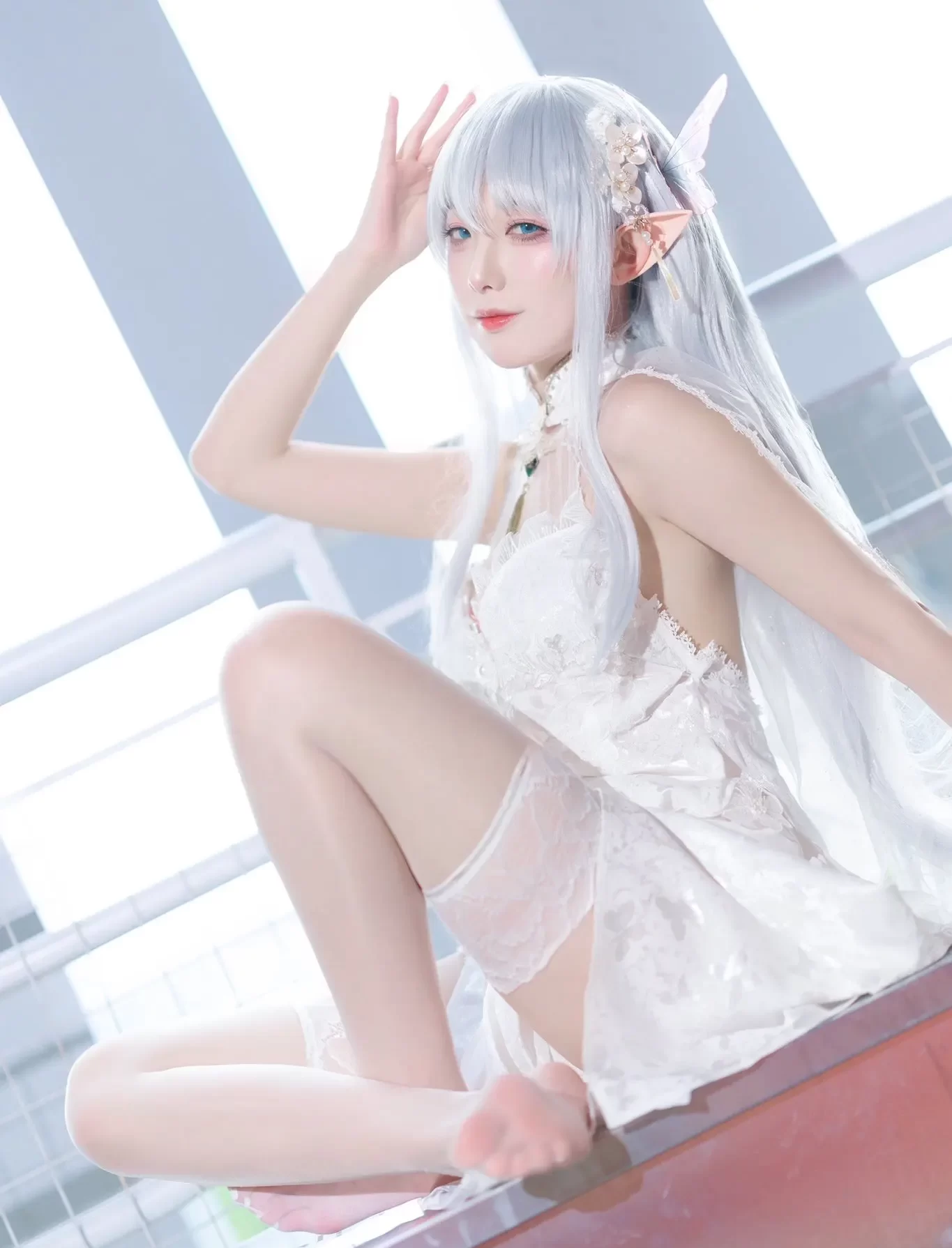 封疆疆v cosplay角色写真作品参考 白色长发与浅色服装结合的幻想角色cosplay造型