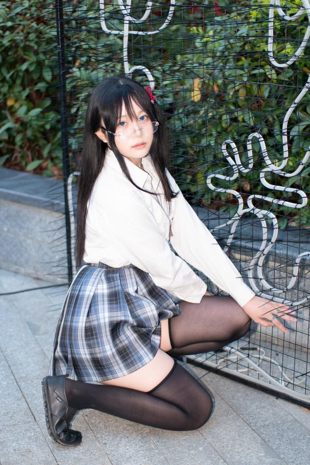宿野suye cosplay角色风格作品参考 白色上衣与格纹裙装搭配的角色扮演造型