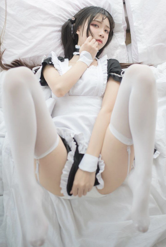 五更百鬼cosplay角色风格作品参考 黑白服装床面场景角色姿态照片