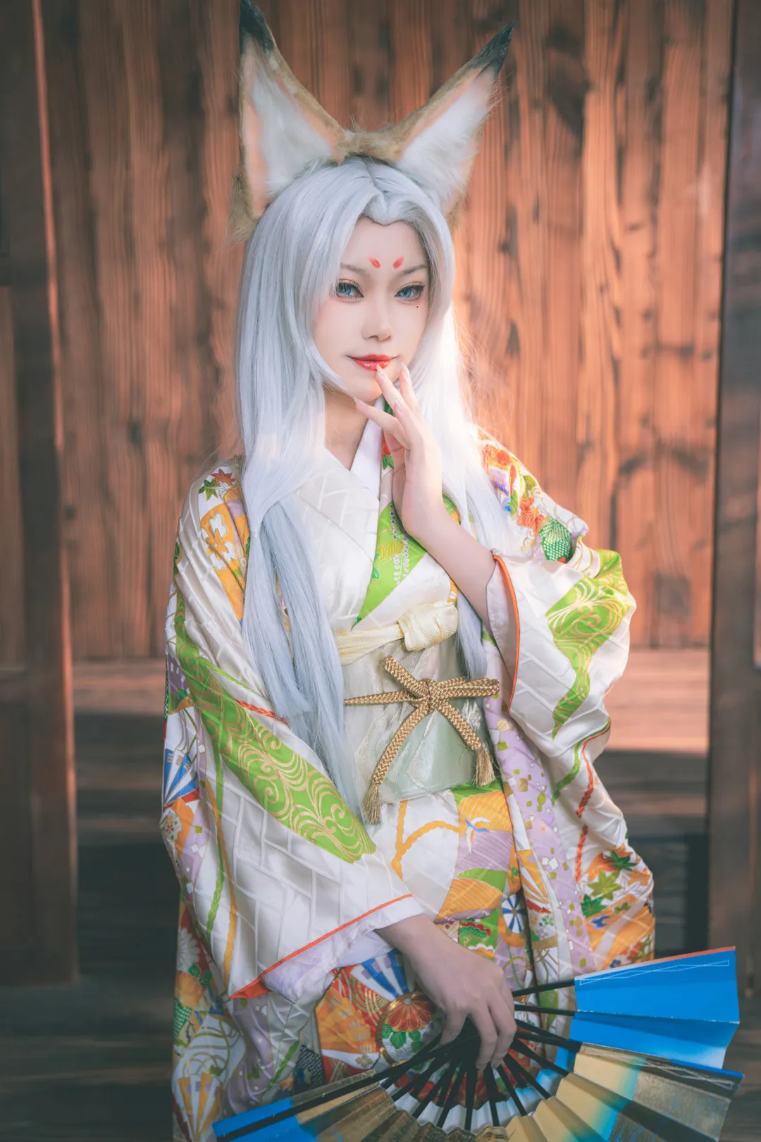 亦南南南cosplay风格作品参考 白色长发兽耳服饰搭配扇子的幻想角色造型图
