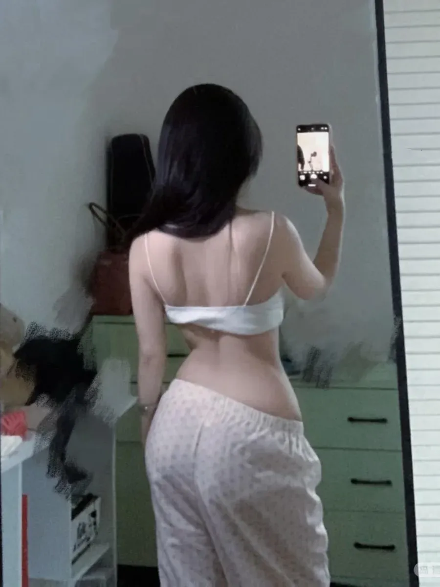 yoke角色写真风格作品整理 白色服饰与长发造型的镜面自拍照片