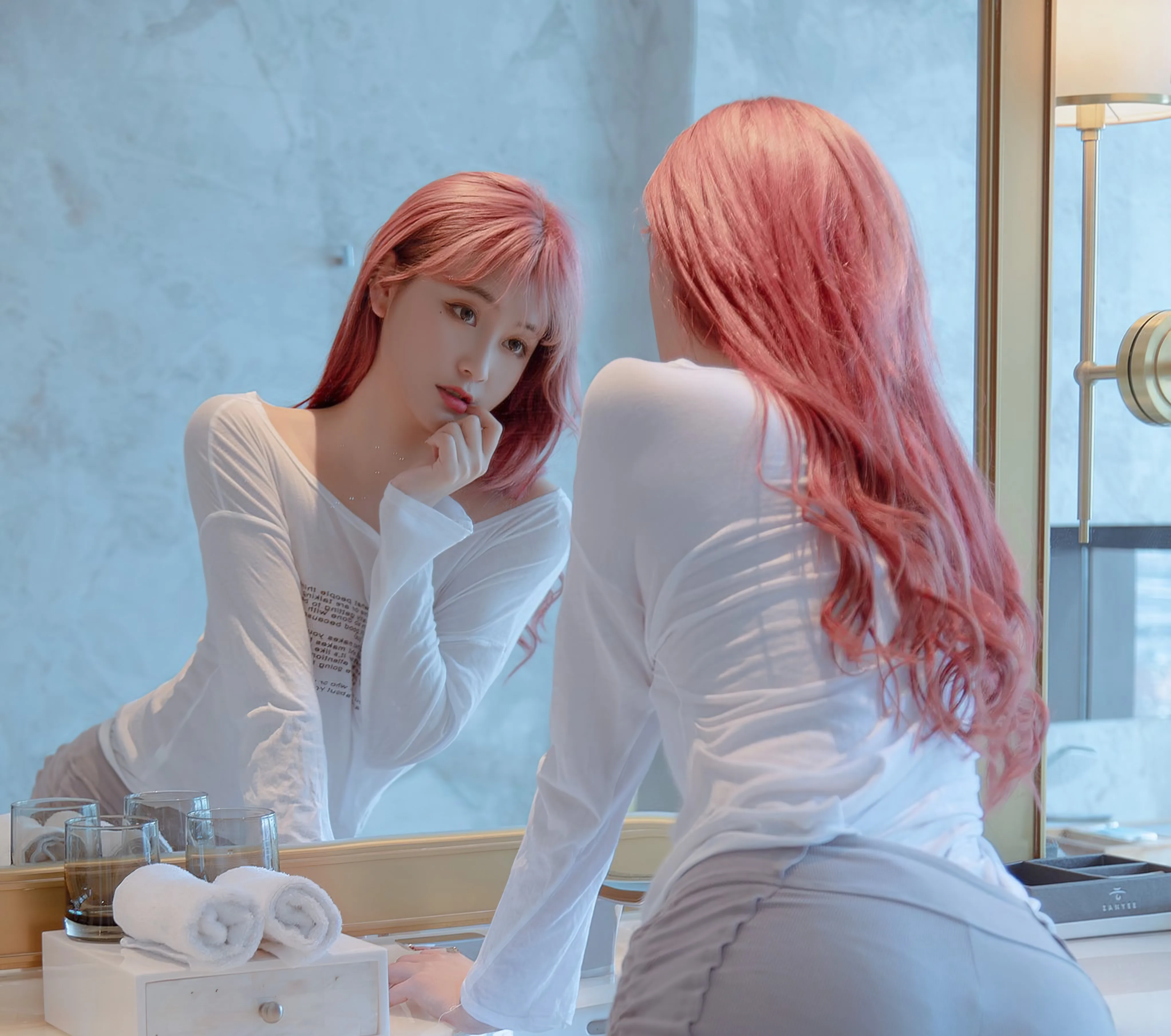 三青叶子cosplay角色写真风格作品整理 镜前粉色长发人物穿白色上衣的室内写真造型