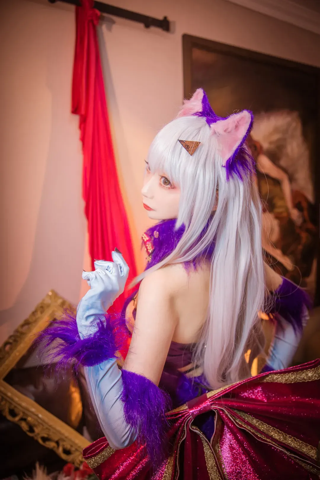 小野寺地瓜cosplay角色写真风格作品参考 白色长发搭配兽耳装饰和紫色服装元素的角色造型,人物侧身面对镜头,呈现幻想题材写真风格。