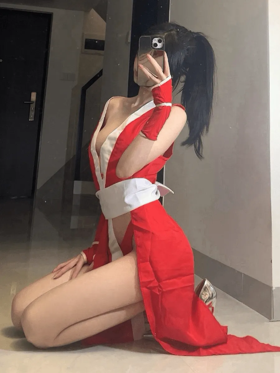 抖音女刺客红白角色装风格作品参考 高马尾人物穿红白配色角色服装侧身跪地进行镜面自拍
