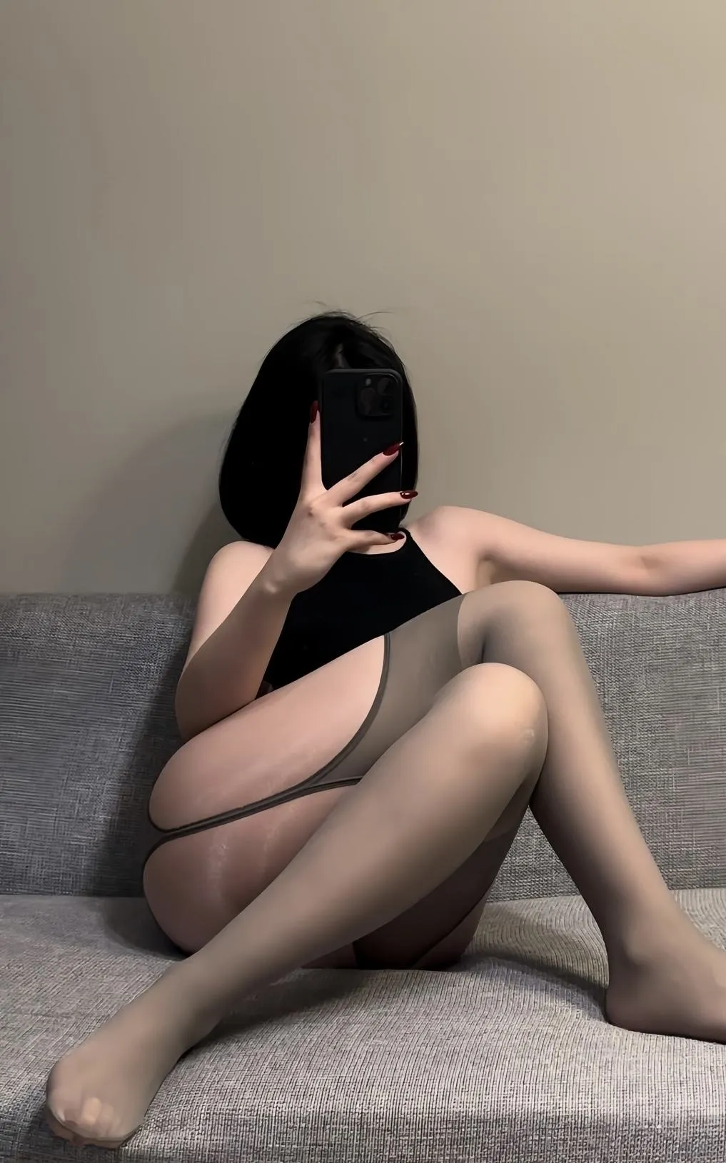 保守的二舅妈穿搭角色写真作品参考 黑色服装与浅色空间形成对比的写真画面