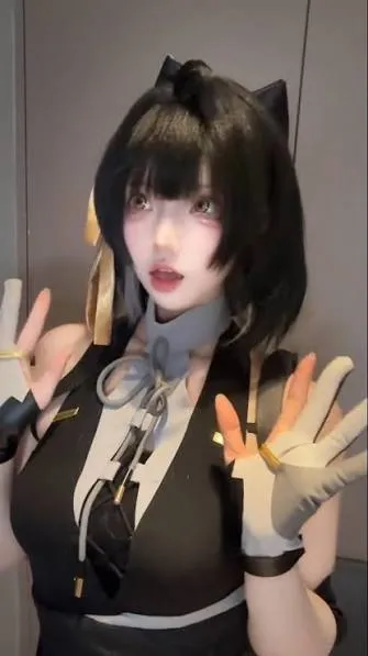 抖音兰芝角色写真风格作品整理 抖音兰芝黑白制服短发角色造型照片