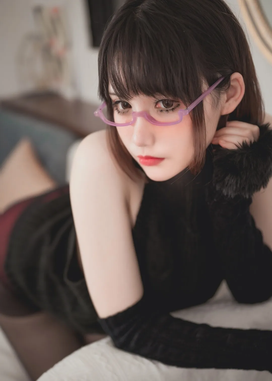 你十七鸽眼镜角色写真风格参考 黑色服装搭配紫色眼镜的近距离造型照片