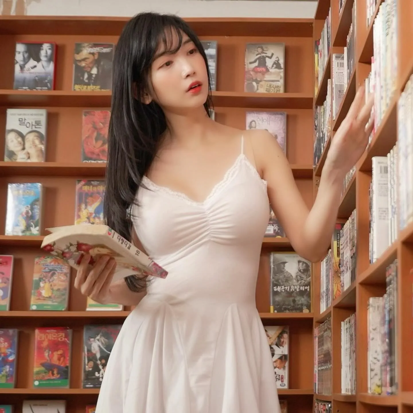 leezy cosplay角色风格作品整理 书架背景下白色服装造型照片