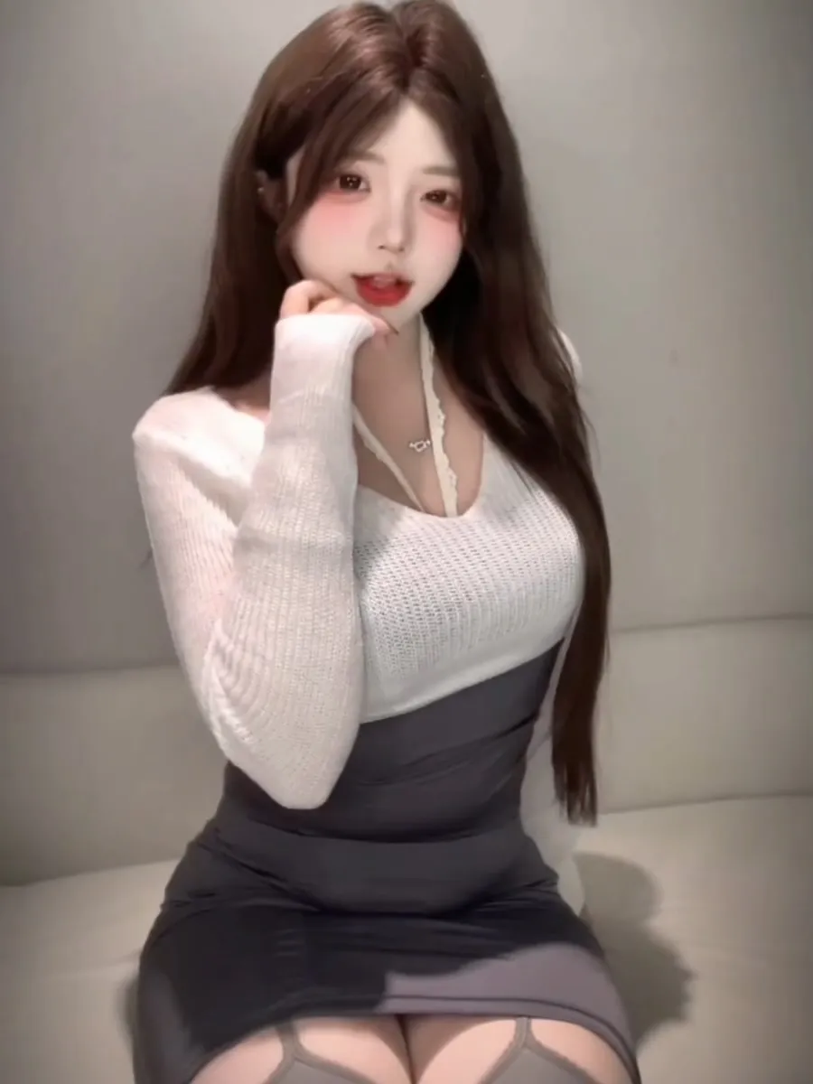 小猫困困清透角色写真风格作品整理 白色针织服装搭配深色裙装的室内角色造型图