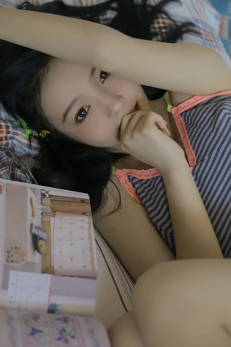兮嘻嘻 cosplay 制服风格作品参考 室内近距离视角下的日常写真造型