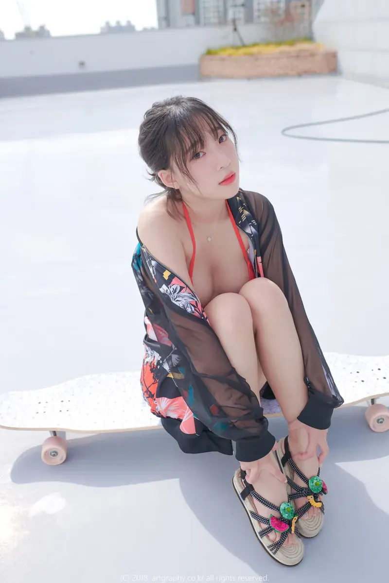 姜仁卿cosplay角色风格作品参考 户外环境中的黑色外套与浅色服饰搭配造型