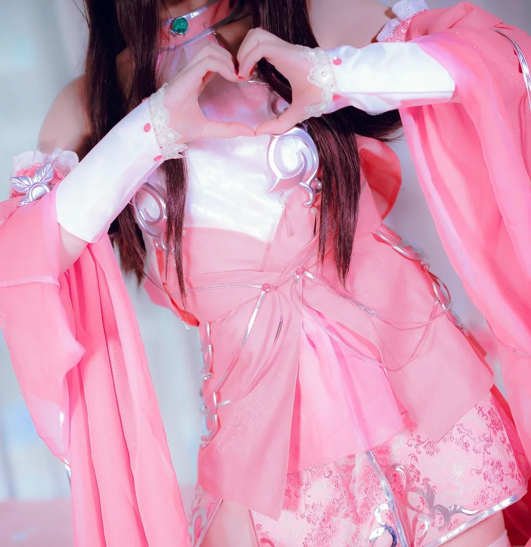 傲娇黑兔cosplay角色造型作品整理 粉色角色服装与长发造型展示