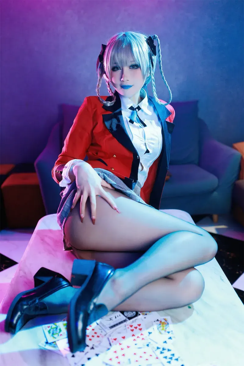 兔胖胖min角色Cosplay作品整理 红黑色服装搭配银白发型的游戏角色Cosplay造型