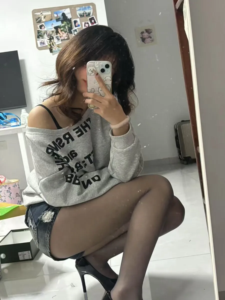 yannis生活风格写真作品参考 室内镜面自拍中的休闲服装造型照片