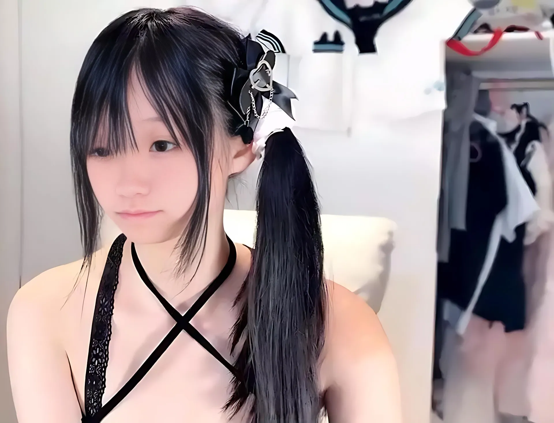 xiaoxia_baby角色风格作品参考 黑白系服装在室内环境中的视觉风格照片