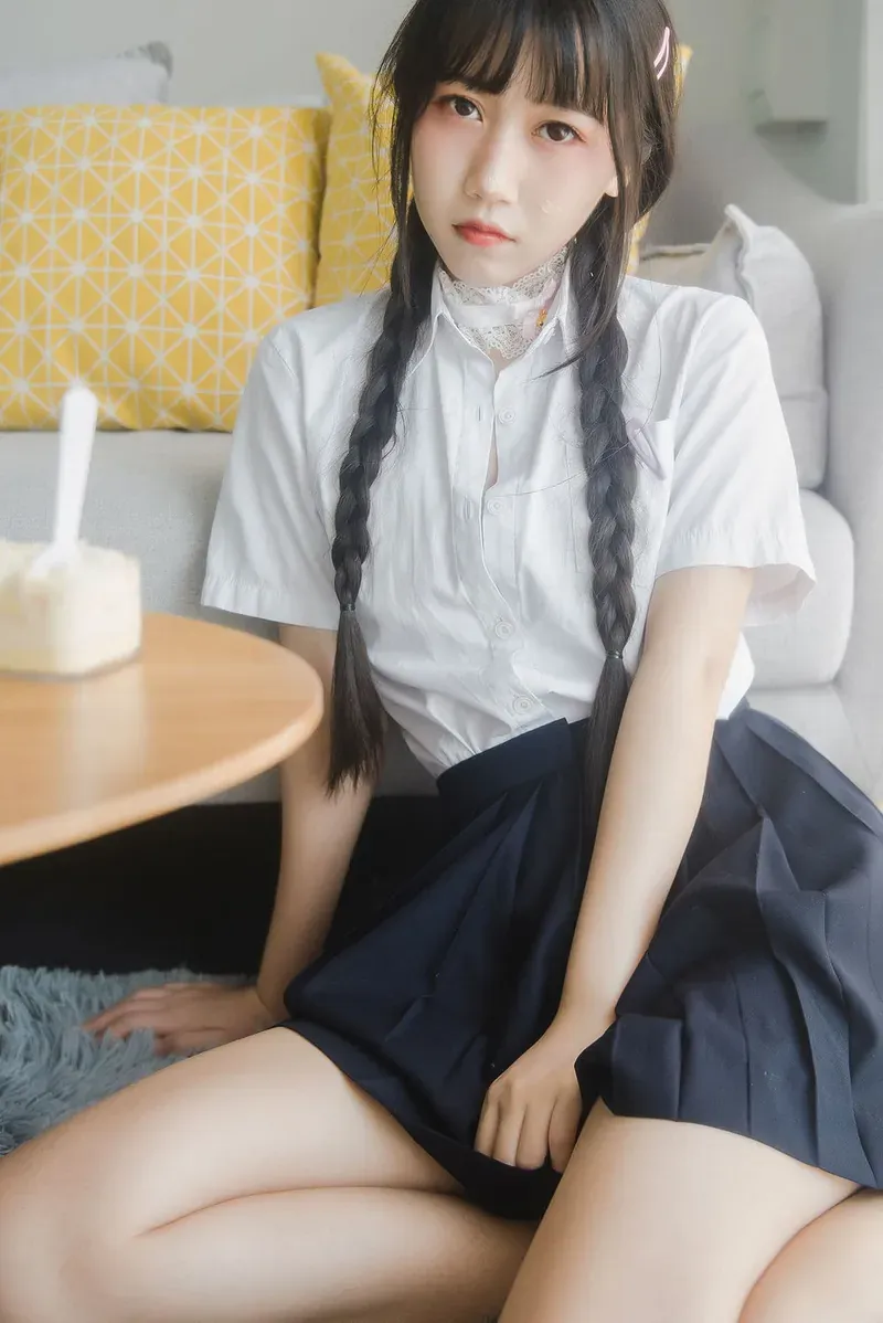 不呆猫JK与角色造型作品参考 白色制服上衣搭配深色裙装的JK风格照片