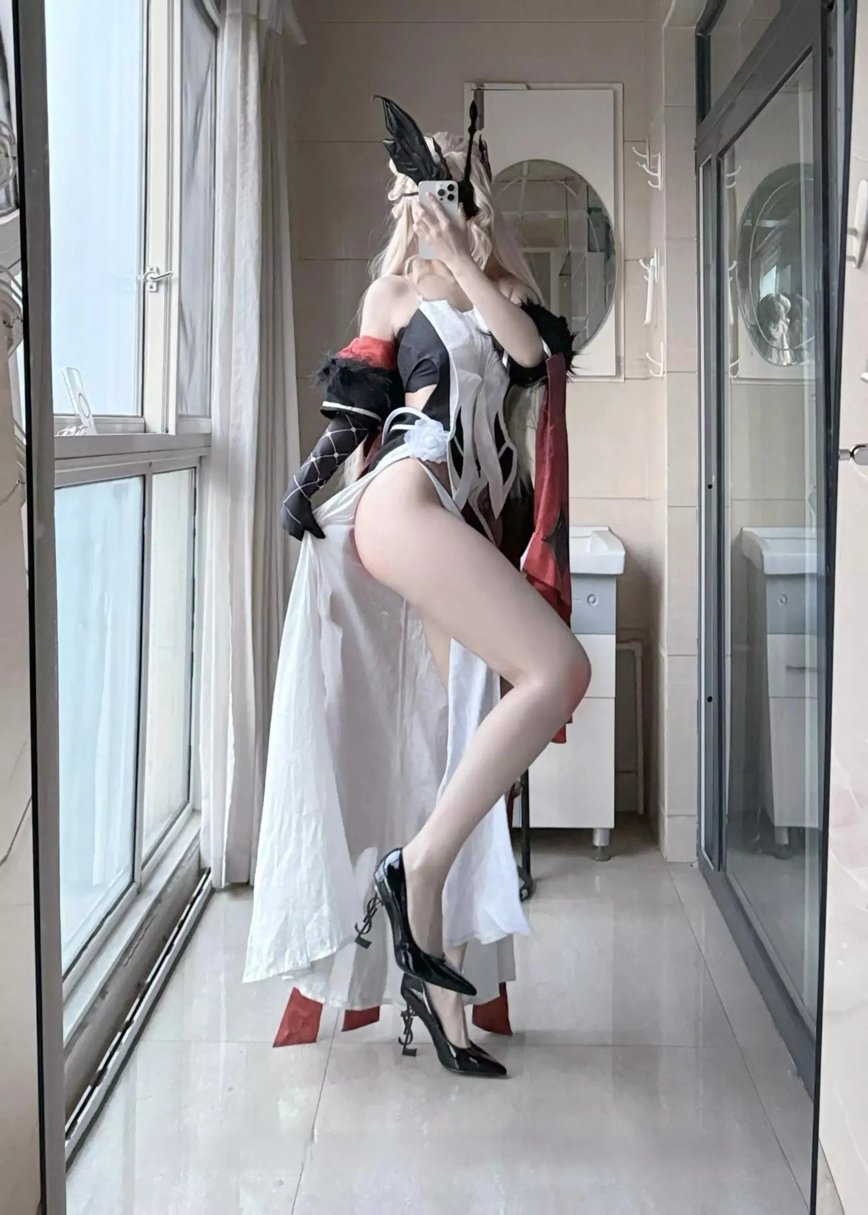 不可爱羚角色造型作品参考 白色长发搭配黑白服饰的幻想风角色造型照片