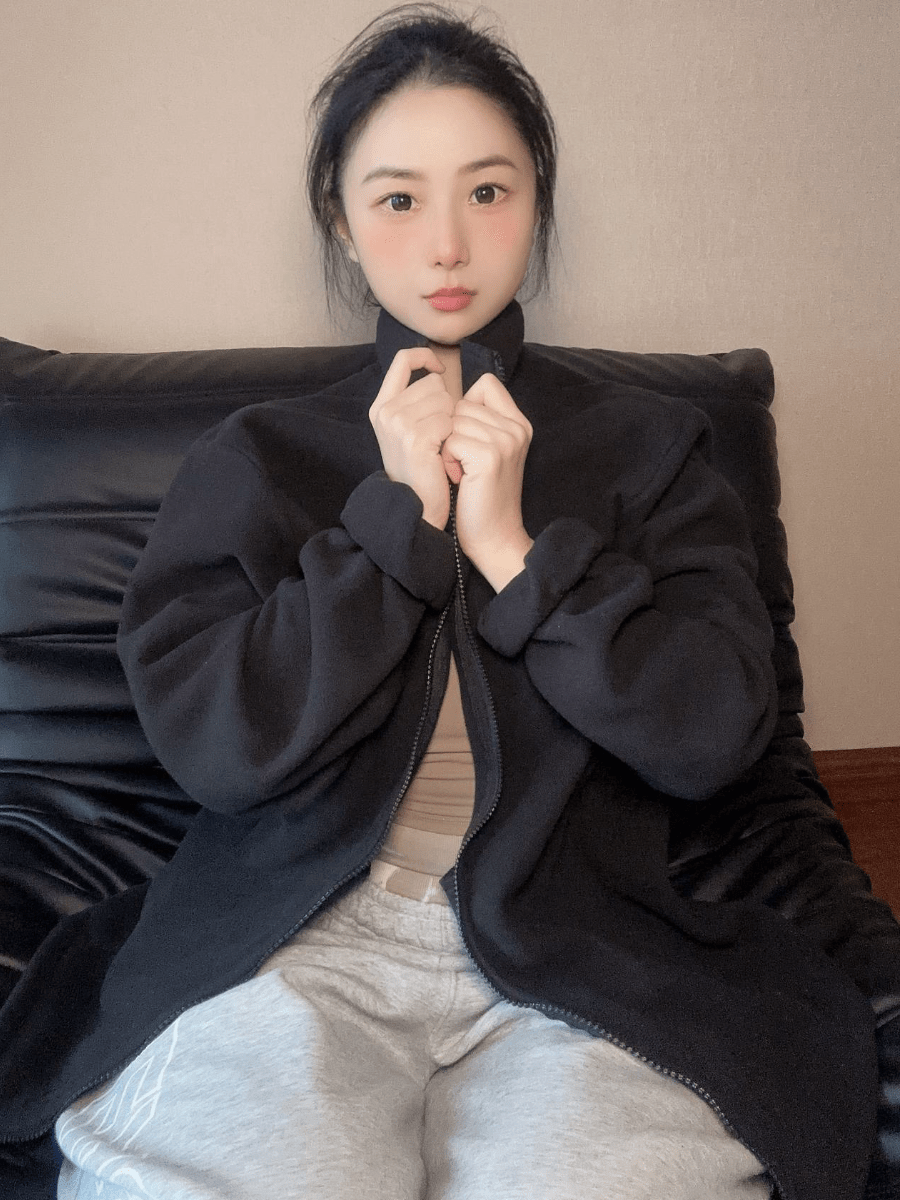 俏妞qiaoniutt蝴蝶结角色写真风格参考 深色外套搭配浅色裤装的室内造型照片