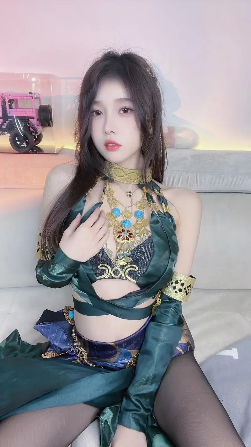 小小奶瓶儿角色写真风格作品参考 绿色服装与金色装饰元素结合的角色扮演造型