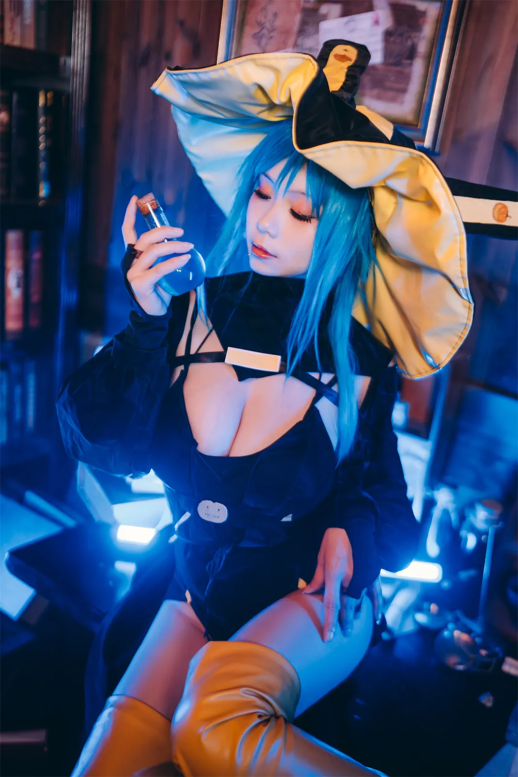 一千只猫薄禾cosplay角色风格作品参考 蓝色长发与黑色服装搭配的幻想角色扮演造型