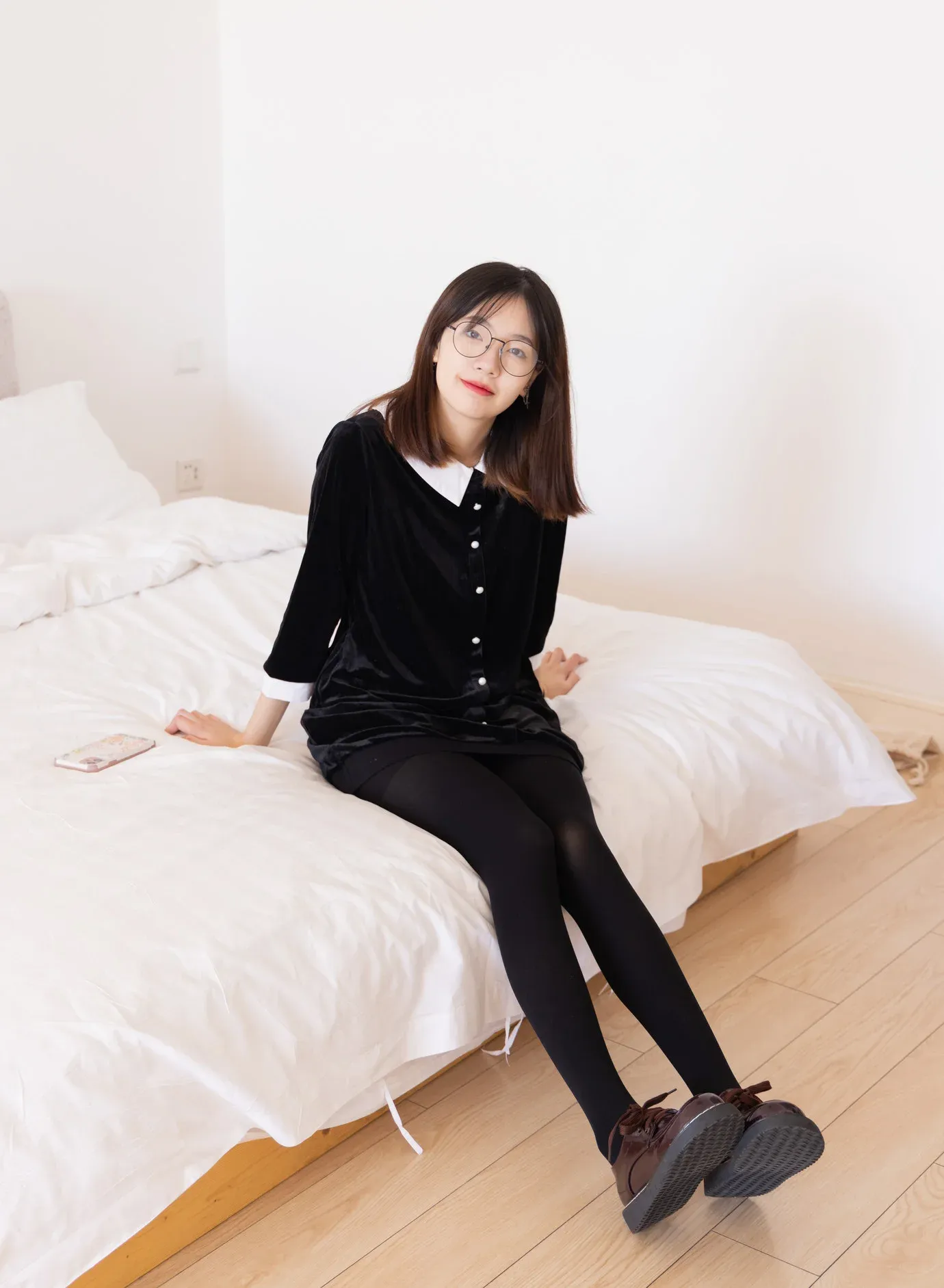 呆米（八酱）角色写真风格作品整理 黑色服装搭配眼镜的室内坐姿写真