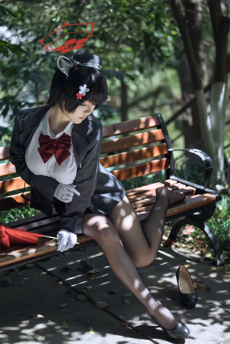 三刀刀Miido cosplay角色风格作品参考 黑色外套白色衬衫红色领结的制服角色造型
