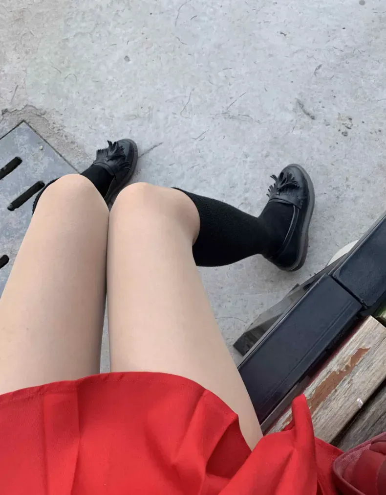 奶雯角色写真风格作品整理 红色服装搭配黑色鞋袜的局部摄影画面