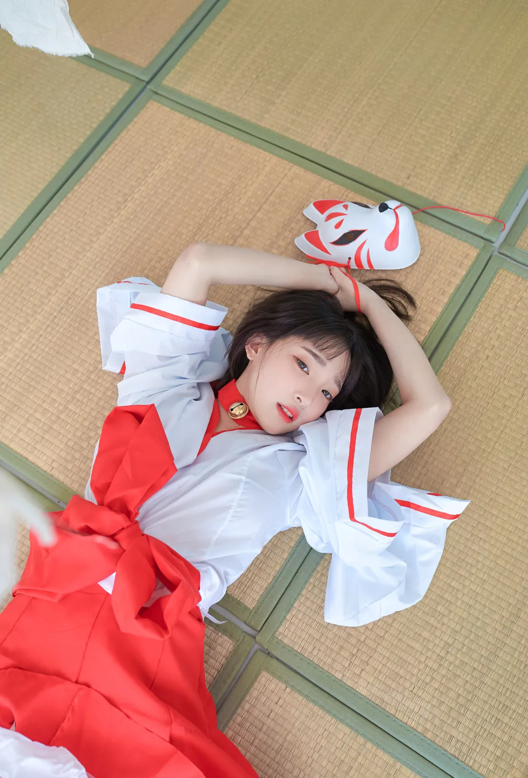 姜仁卿Kang Inkyung角色写真风格参考 姜仁卿Kang Inkyung红白服装面具元素角色造型