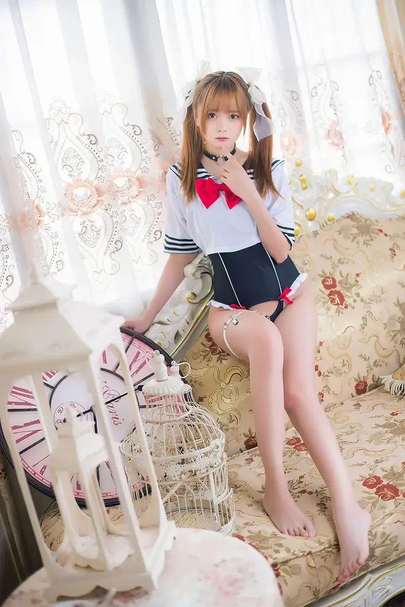 小野妹子w cosplay角色写真风格作品参考 白色与深色拼接服装搭配红色蝴蝶结元素的角色造型,人物坐在室内空间中,呈现明亮写真风格。