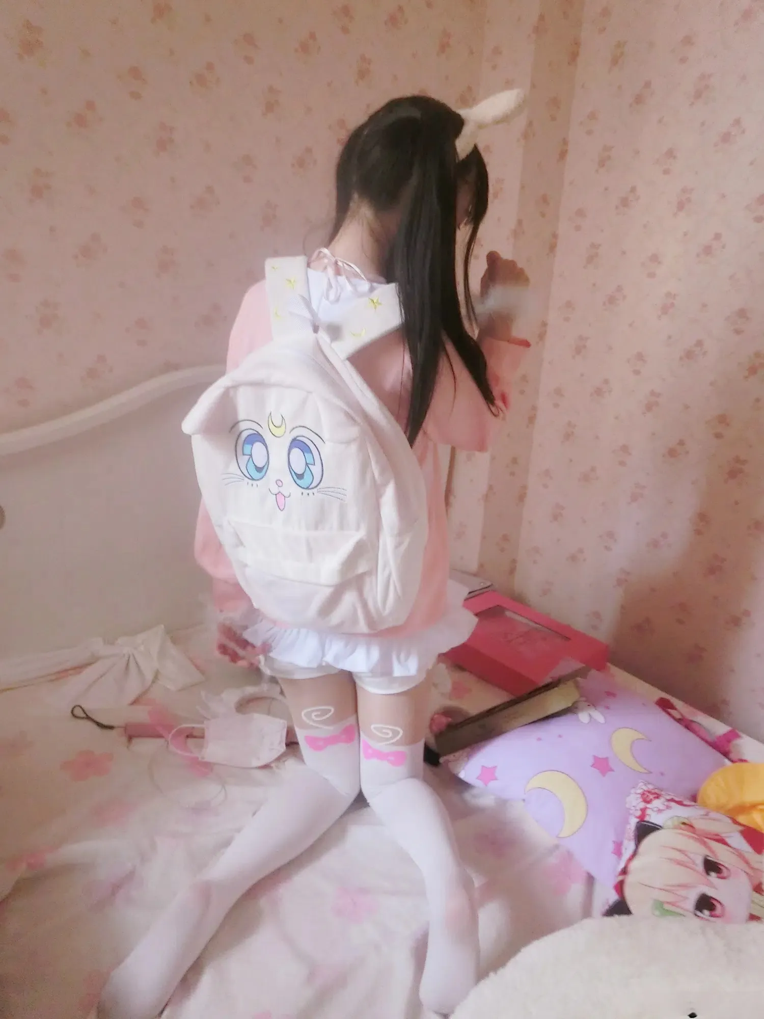 双马尾少女赛高酱 cosplay 风格作品参考 背着卡通背包的制服风格角色扮演照片