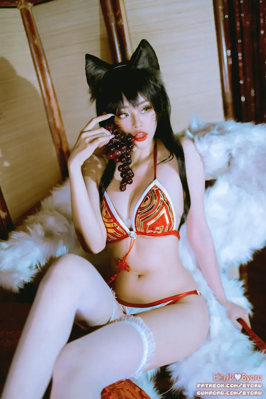 Byoru cosplay角色作品整理 猫耳元素与红色服装搭配的角色造型照片