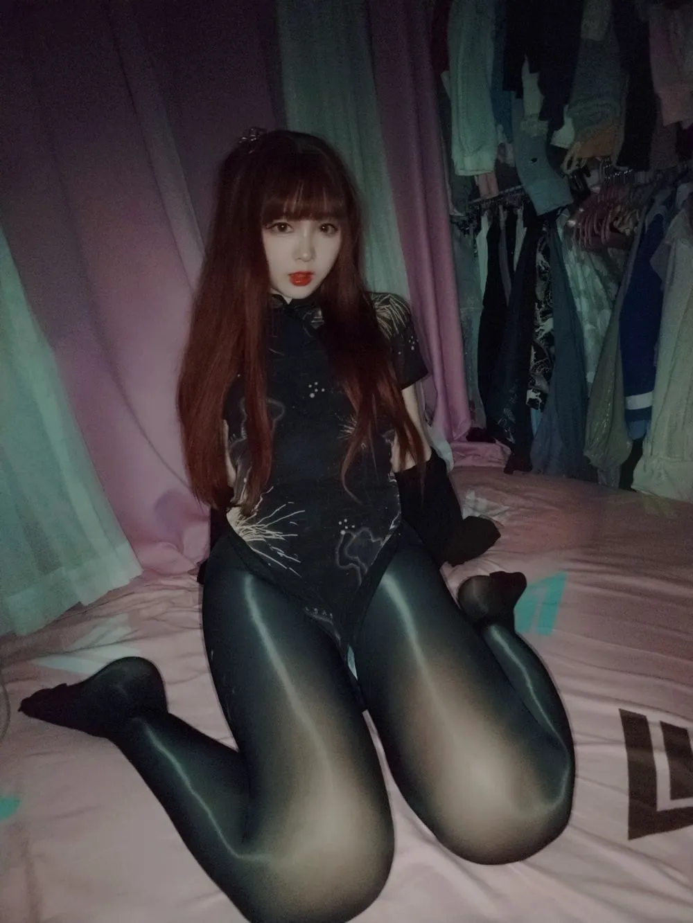 miya角色扮演写真风格作品参考 暗色服装室内拍摄画面