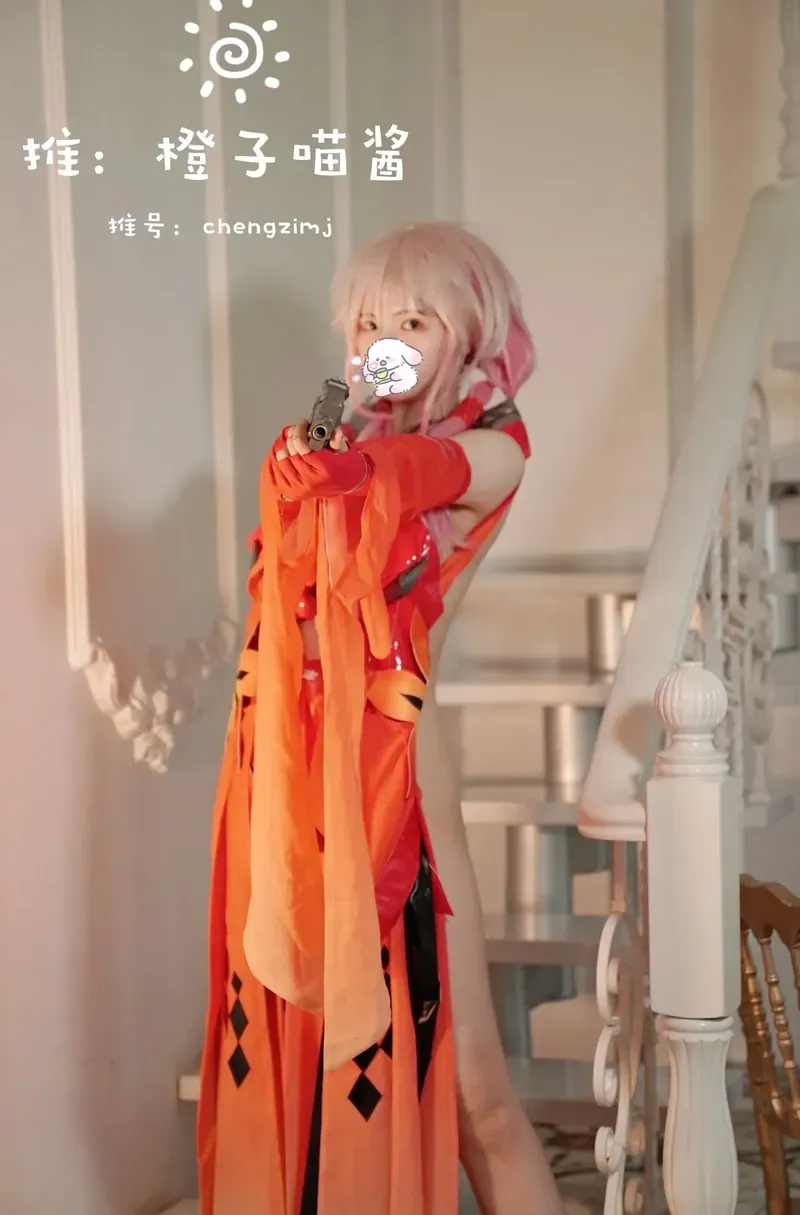 兔胖胖min角色Cosplay作品整理 橙色角色服装与动作姿态结合的Cosplay照片