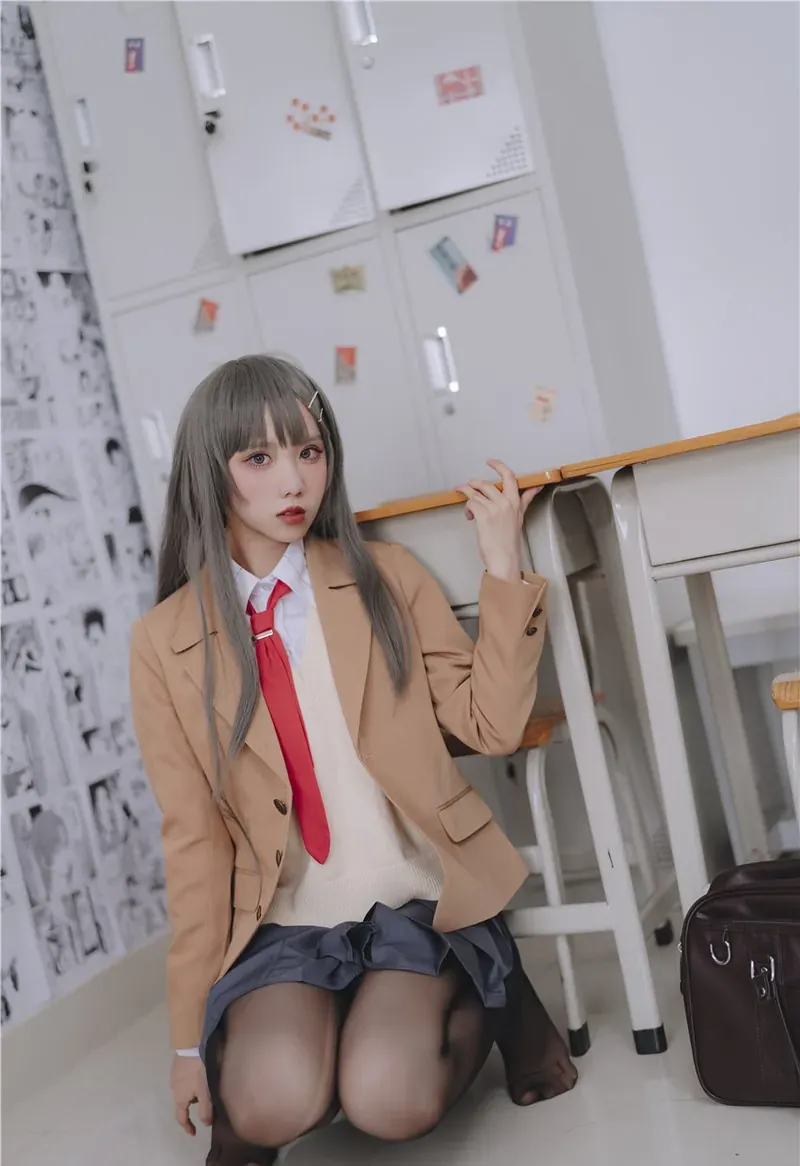 从从从从鸾制服与尼禄角色题材作品整理 灰色长发角色穿卡其色制服外套和红领带跪坐在教室课桌旁