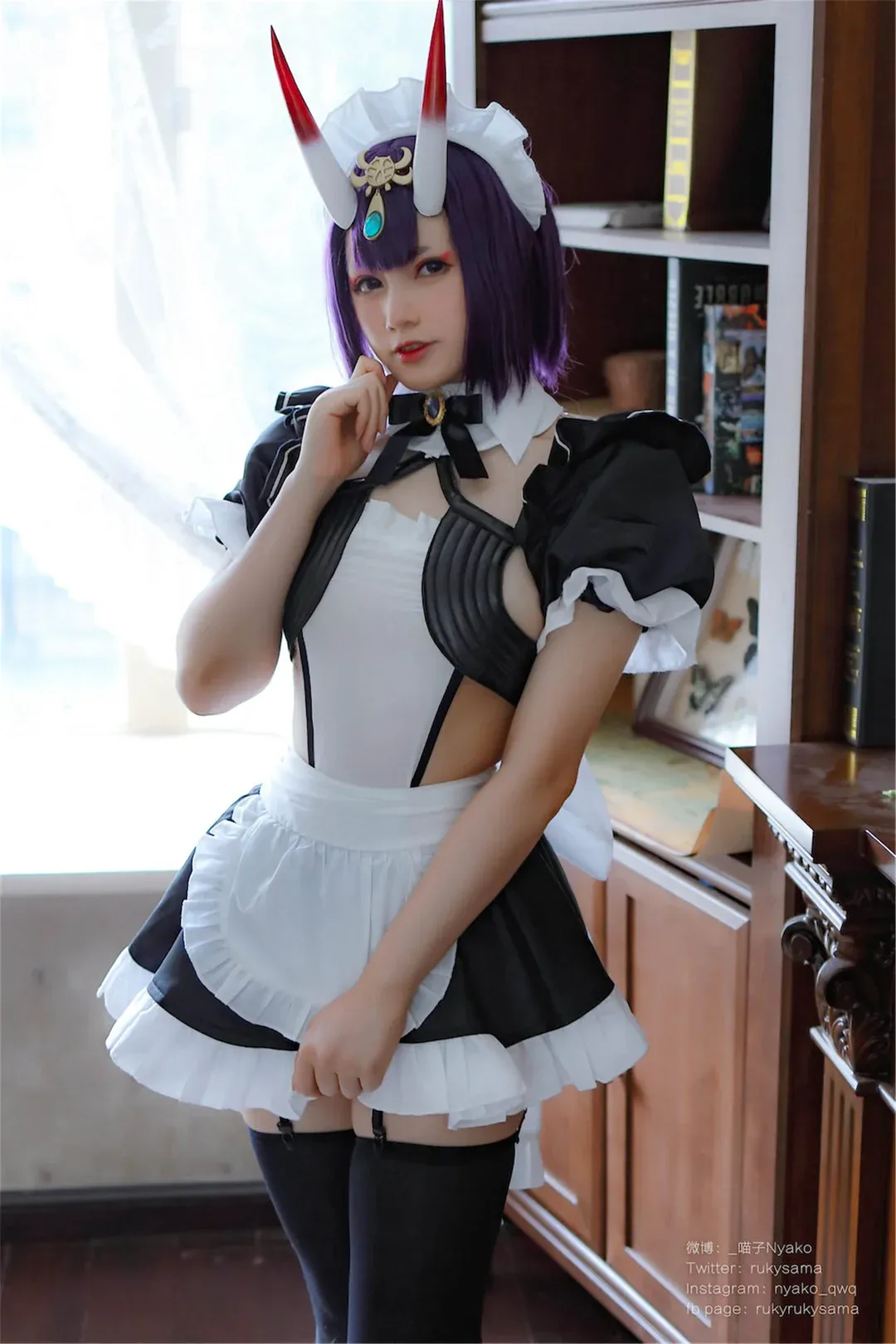 唐安琪角色写真风格作品参考 黑白女仆服装与角色配件形成的造型照片