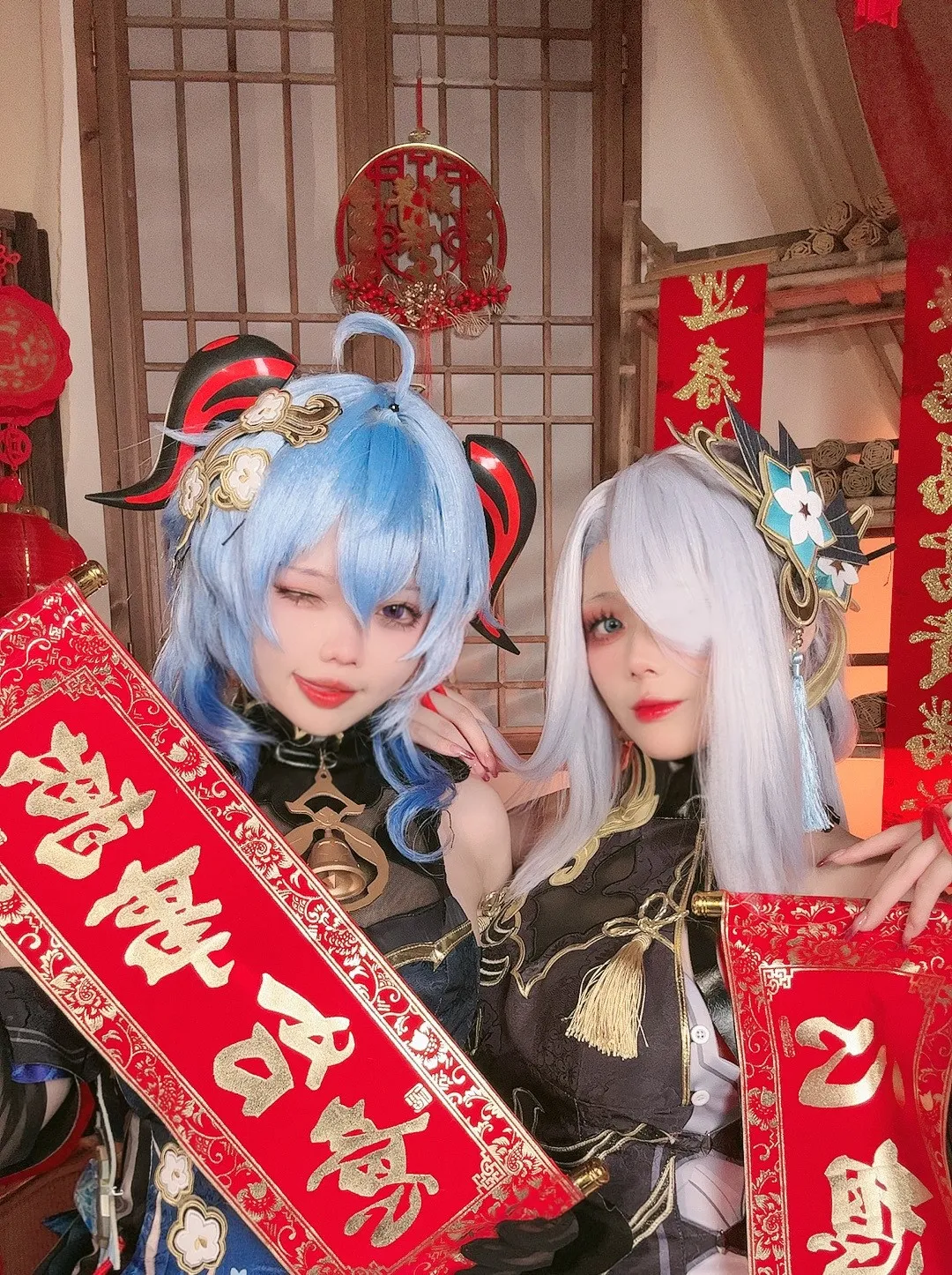 小瑶幺幺cosplay角色风格作品参考 蓝白发色双人角色Cosplay造型与红色背景装饰