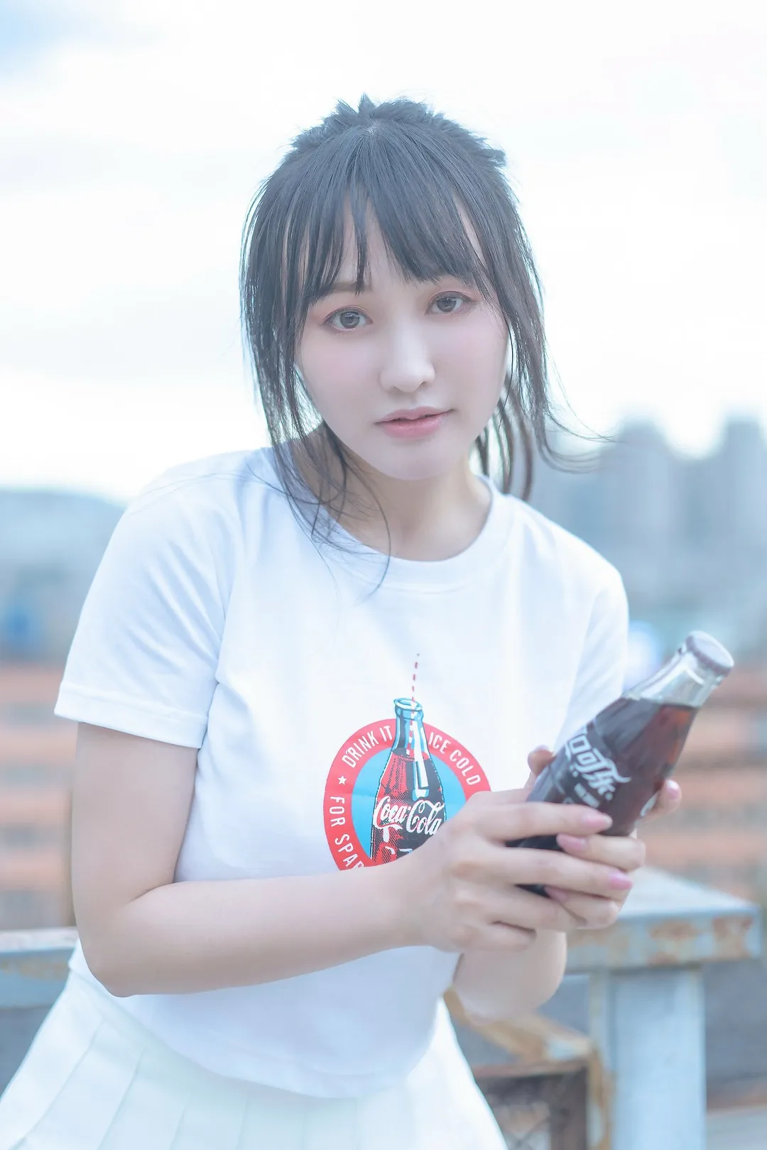小何童鞋cosplay视觉风格作品参考 白色服装搭配黑色长发的人像照片