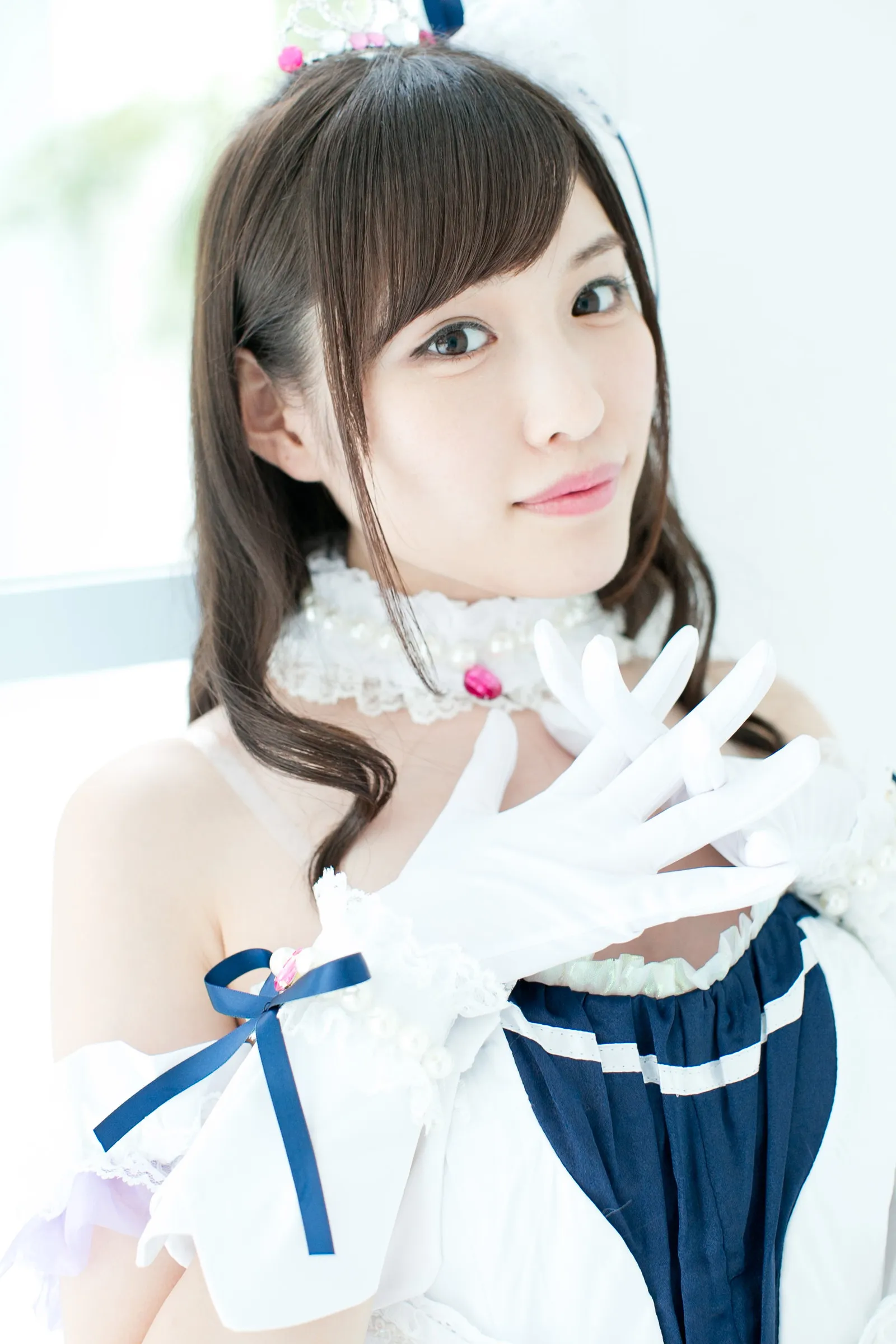 天使萌cosplay风格作品参考 白色服装搭配蓝色元素的近距离角色写真
