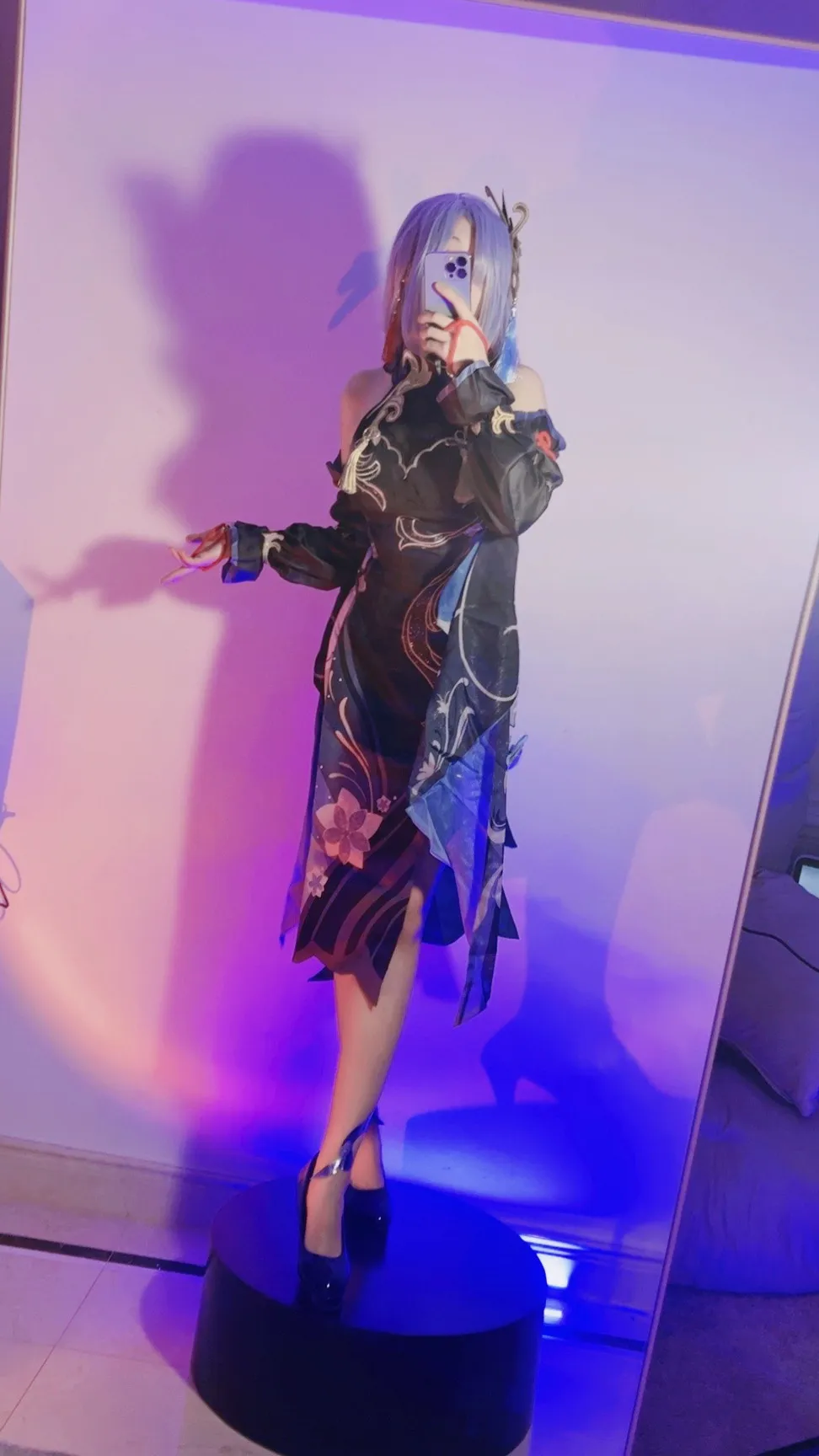 屑雪雪鸭角色造型风格作品参考 深色服装角色扮演照片，蓝紫灯光环境下展示长发造型与服饰细节