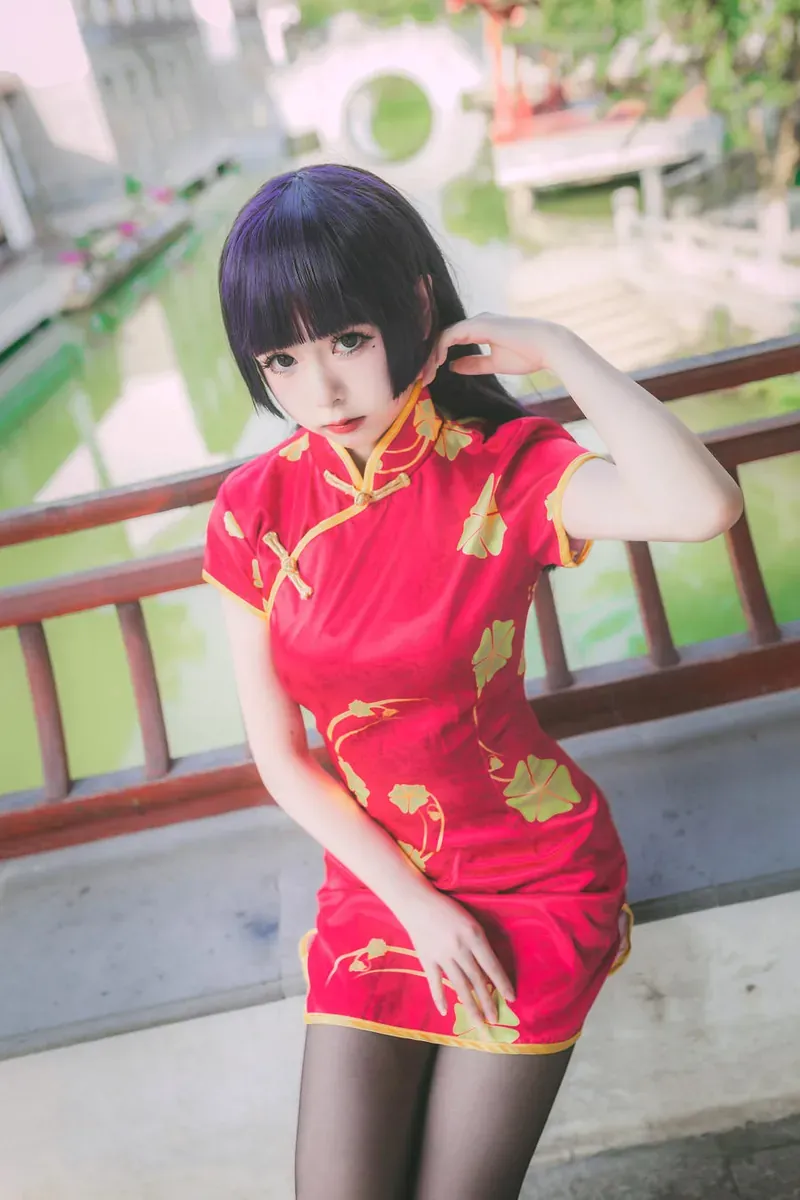 巧克力小圆面包cosplay写真风格作品参考 巧克力小圆面包红色传统服装坐姿构图照片